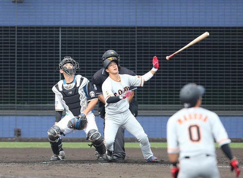 日本ハム対巨人　8回表巨人無死二塁、左越え2点本塁打を放つ湯浅（撮影・河野匠）