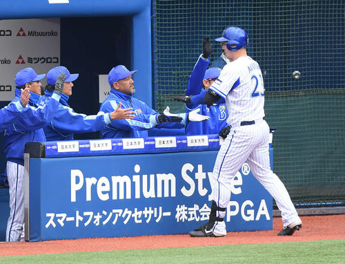 DeNA対ソフトバンク　6回裏DeNA2死一、二塁、左越え3点本塁打を放ったオースティン（右）をハイタッチで迎えるラミレス監督（中央）（撮影・鈴木みどり）
