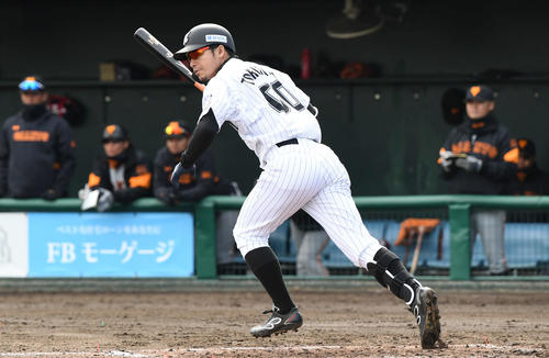 ロッテ対巨人　3回裏ロッテ1死、鳥谷は左前打を放つ（撮影・山崎安昭）