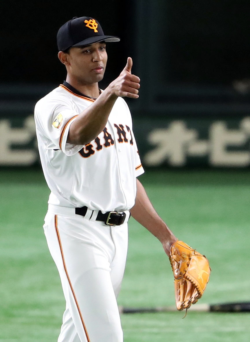 巨人対DeNA　3回表DeNA1死、大和を遊ゴロに打ち取り、処理した坂本勇に向かってサムアップするサンチェス（撮影・狩俣裕三）