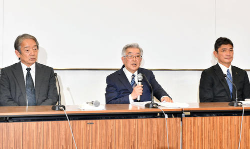 12球団代表者会議を終え会見するNPB斉藤コミッショナー（中央）。左はパ・リーグの横田理事長。右はセ・リーグの三原理事長（2020年3月23日撮影）