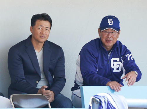 試合前にベンチで話をする与田監督と仁村2軍監督（2020年3月26日撮影）