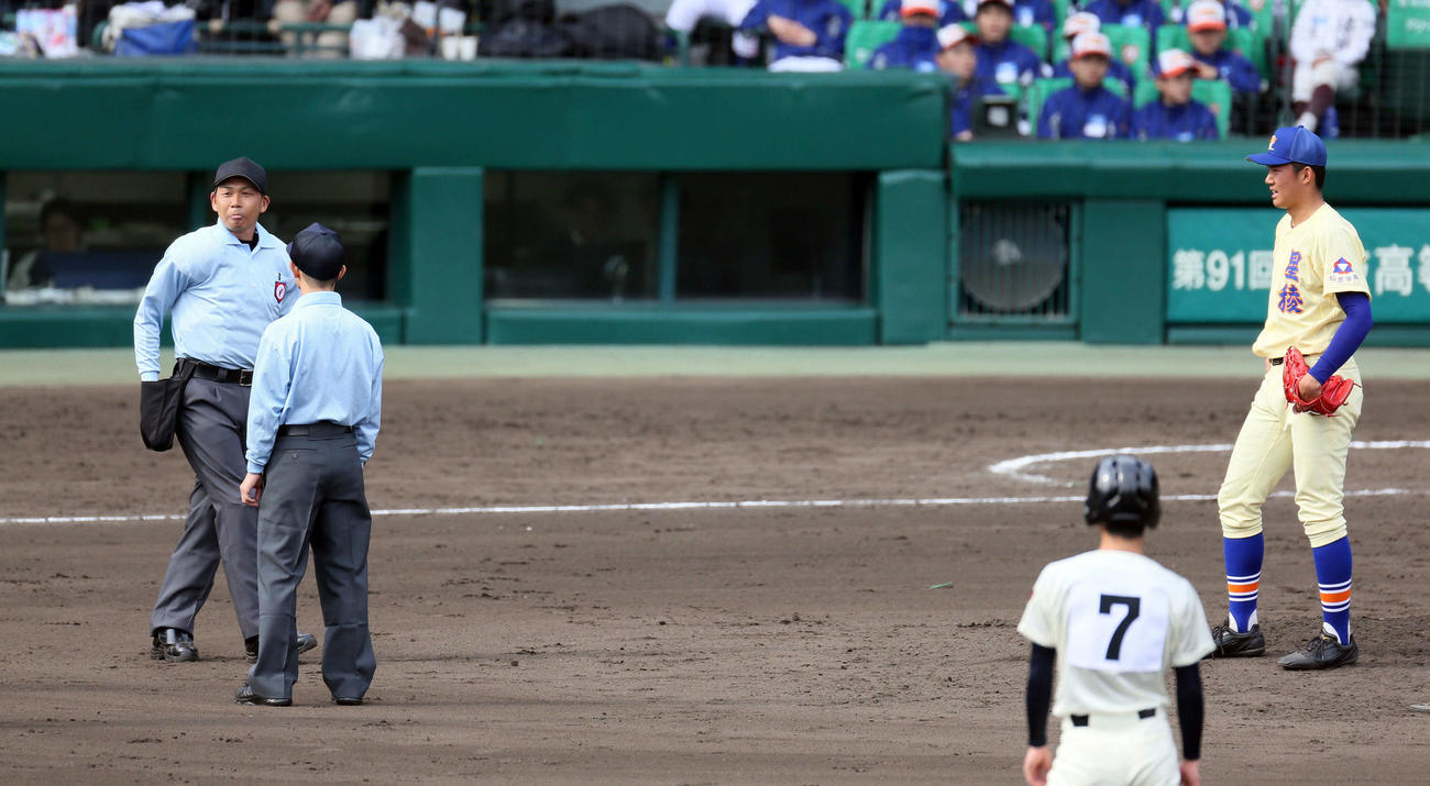 2019年選抜高等学校野球大会、習志野対星稜　4回表習志野2死満塁、打者兼子の時、星稜・林監督から抗議を受け、話し合う審判団。右は投手奥川、手前は二塁走者の竹縄（2019年3月28日撮影）