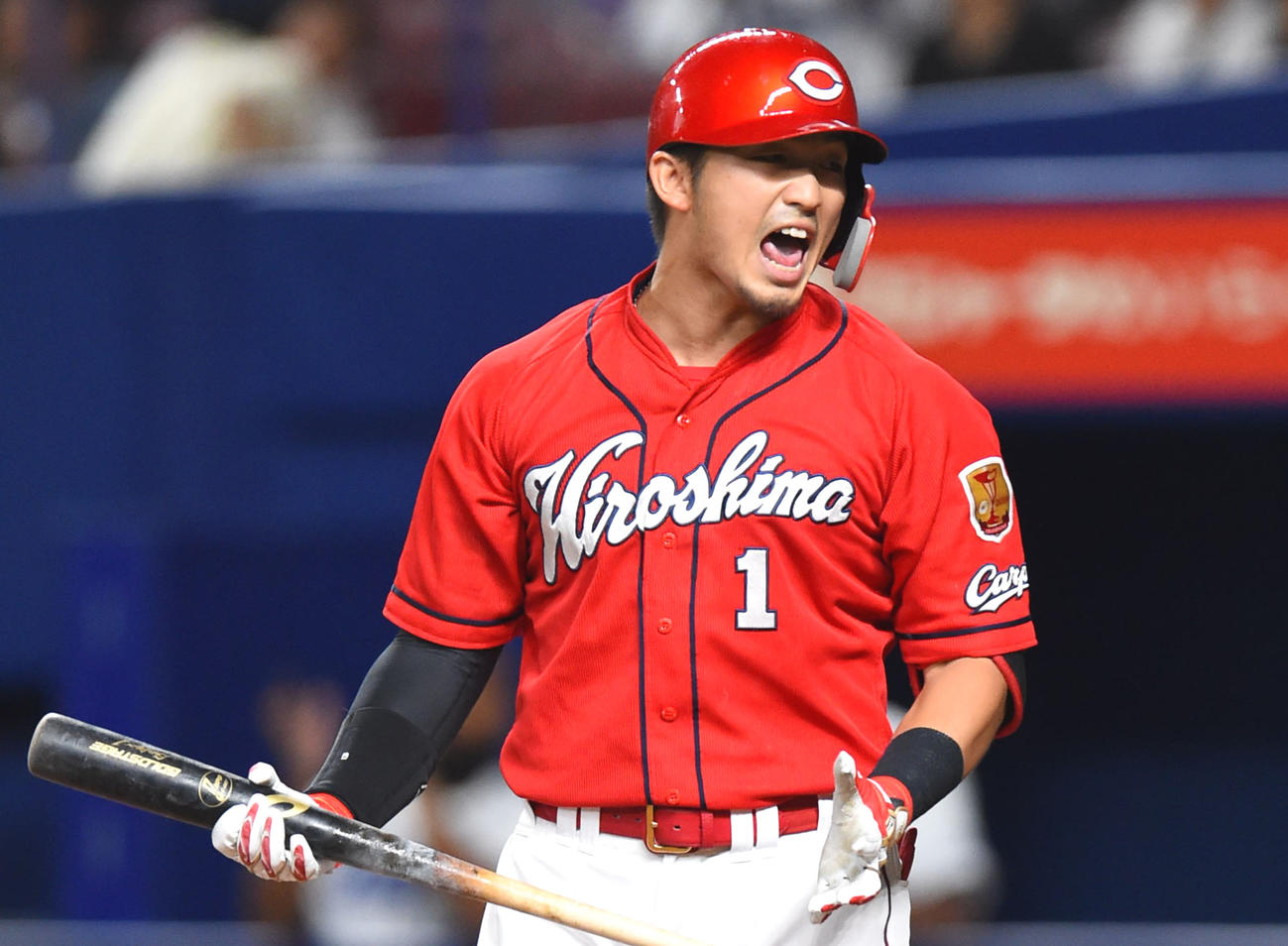 19年7月、中日戦の9回に好機で三振に倒れほえる広島鈴木誠也