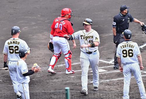 阪神対広島　6回裏阪神無死二塁、中越えへ2点本塁打を放ちナインとエアタッチするボーア（撮影・上田博志）