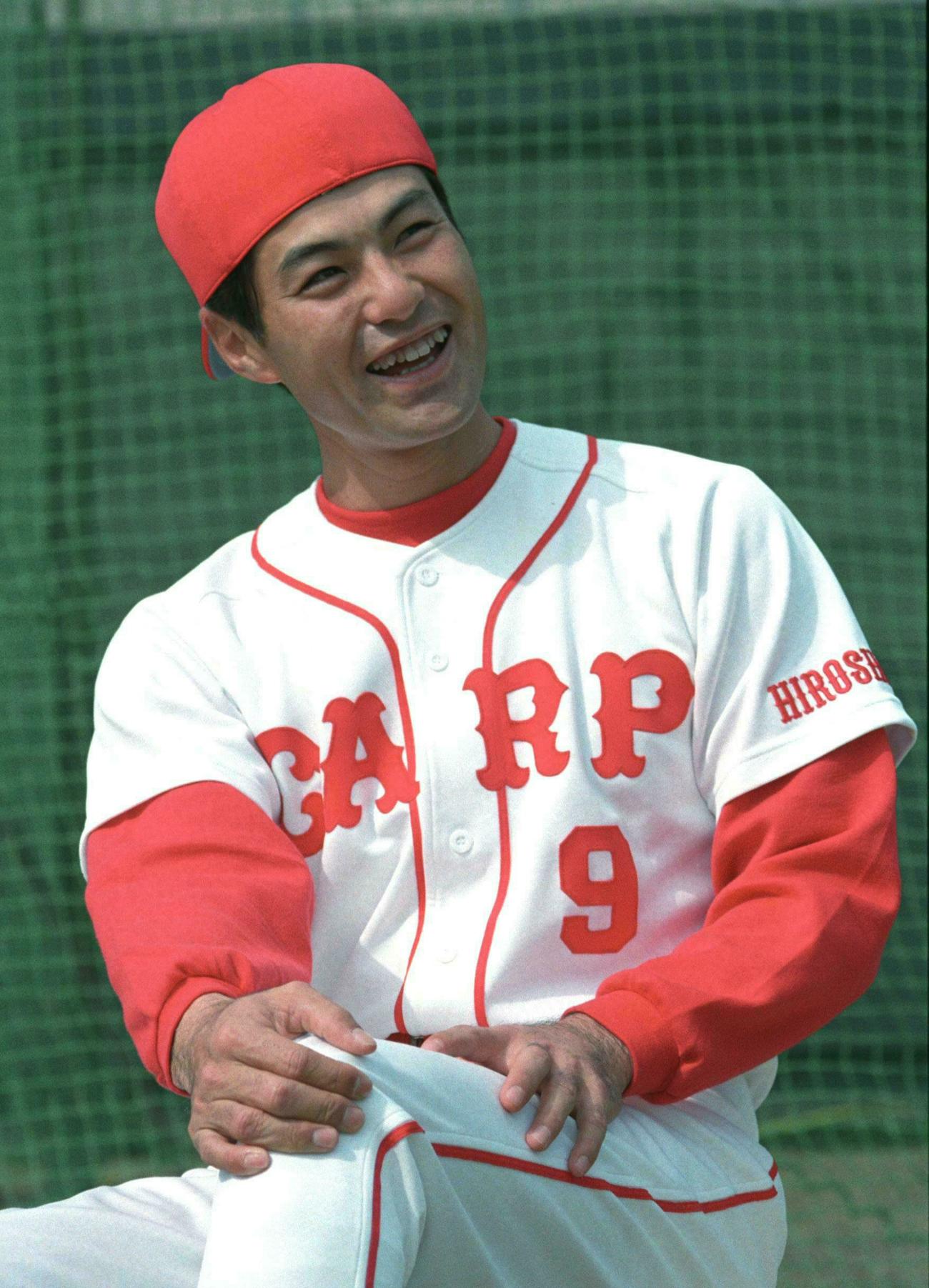 96年2月、広島春季キャンプ中に笑顔の緒方孝市氏