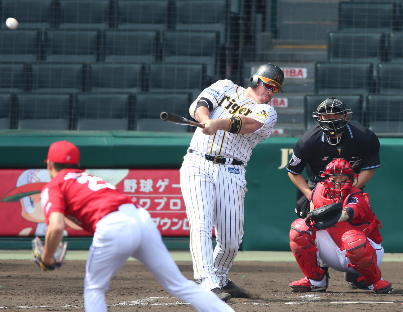 練習試合・阪神対広島　3回裏阪神無死一塁、ボーアは2球目をスイングし、ファールとなる（撮影・上山淳一）