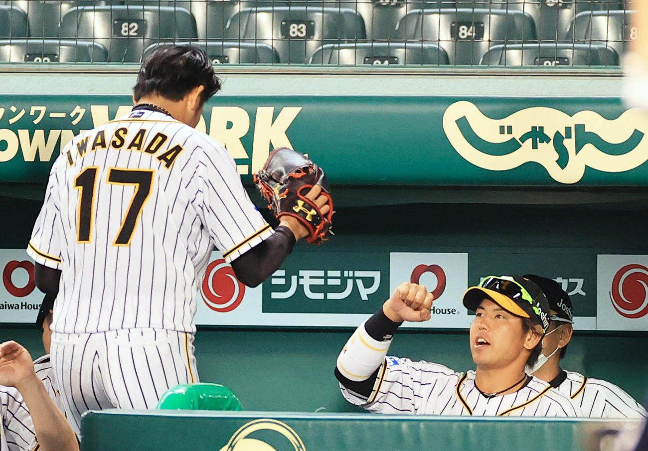 5回の守備を終えベンチに戻る岩貞祐太（左）、右は梅野隆太郎（撮影・清水貴仁）