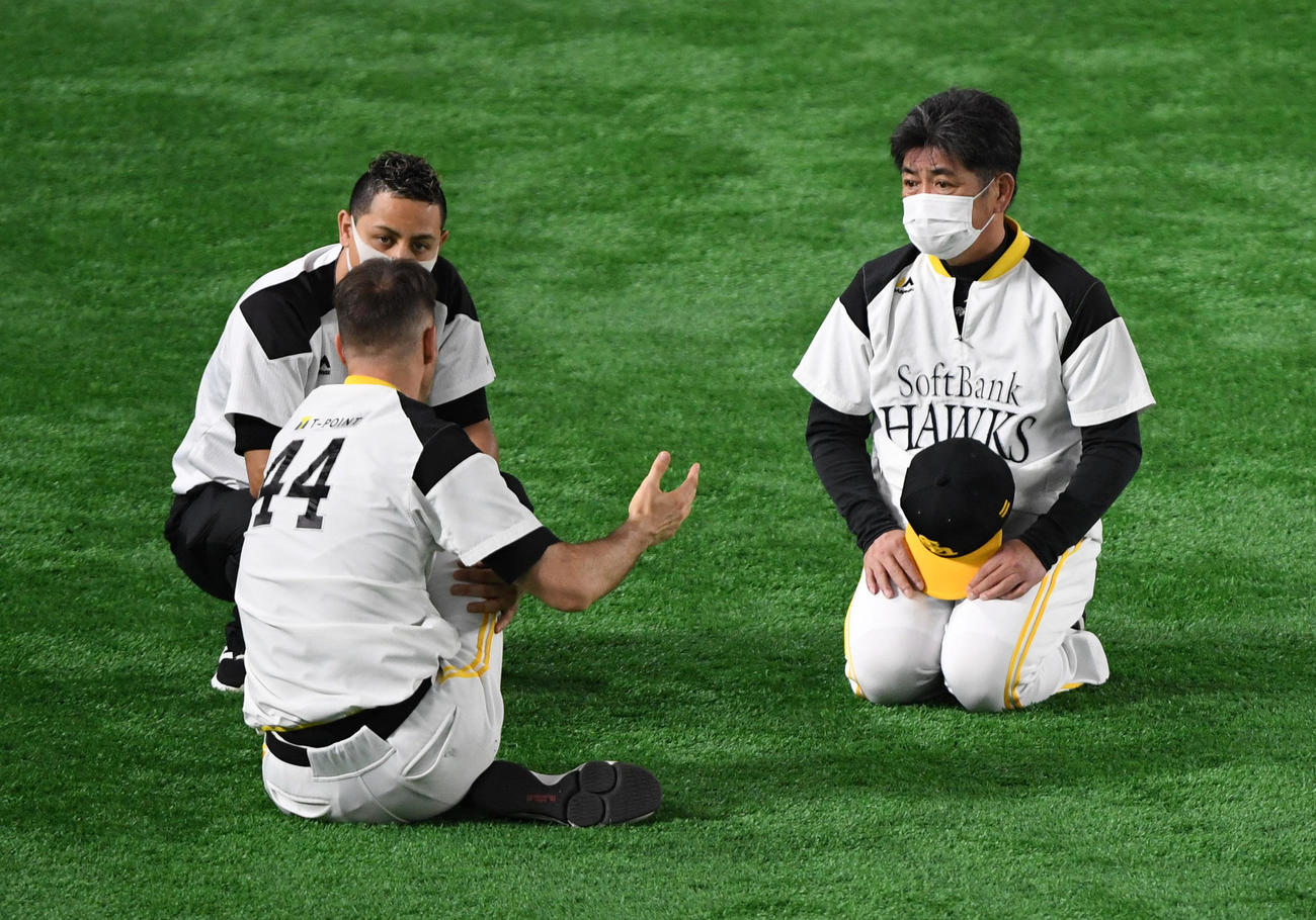 ソフトバンク・バンデンハークと話をする工藤監督（撮影・今浪浩三）