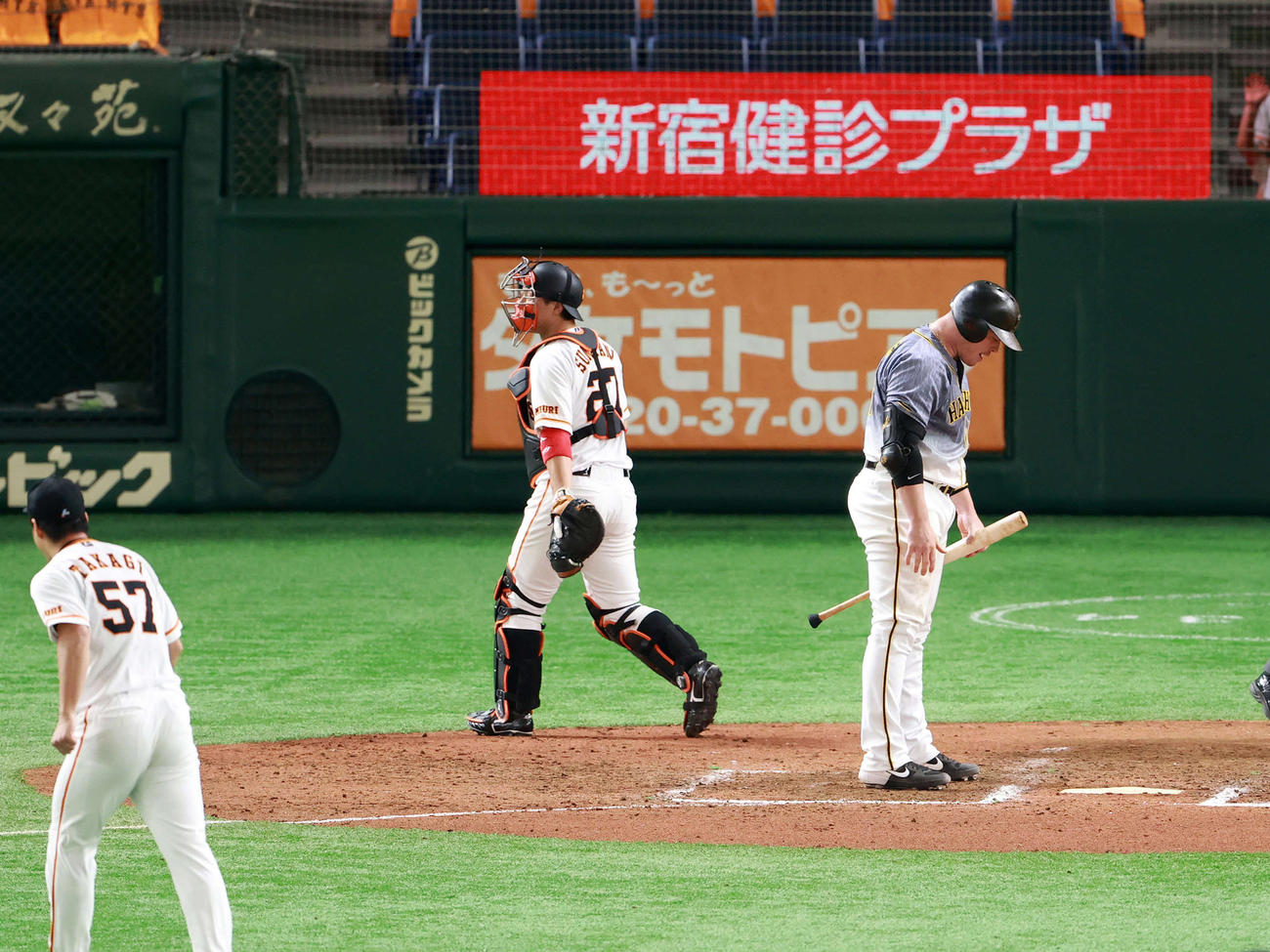 7回表阪神2死満塁、見逃しの三振に倒れホームベースを見つめるボーア。左は投手高木（撮影・江口和貴）