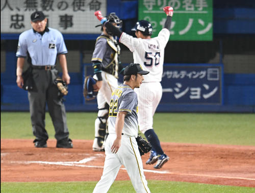 ヤクルト対阪神　9回裏ヤクルト2死一、二塁、西浦にサヨナラ3点本塁打を許し、引き揚げる藤川（中央）（撮影・山崎安昭）