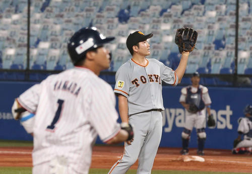 ヤクルト対巨人　6回裏ヤクルト無死一塁、山田哲（手前）に中越え2点本塁打を浴びる菅野（撮影・河野匠）