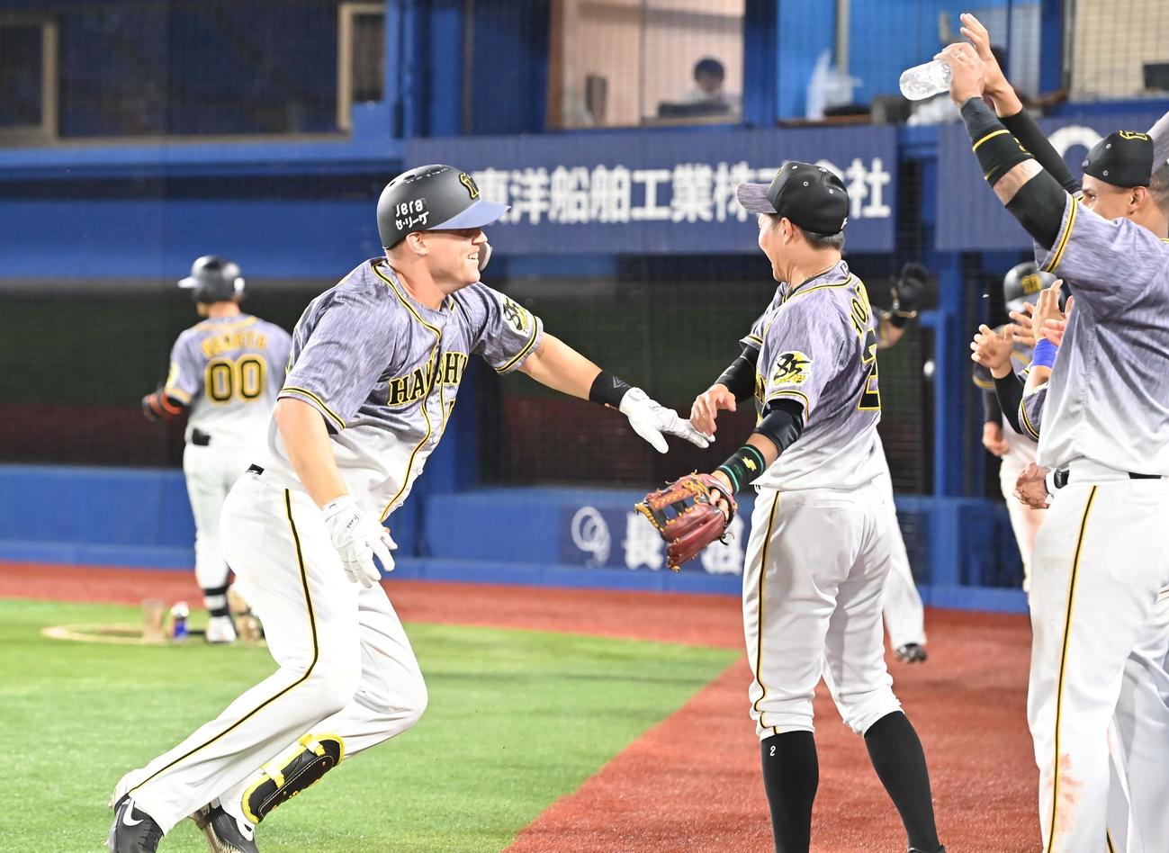 9回表阪神2死一、二塁、左越えに逆転3点本塁打を放ちナインと喜び合うサンズ（左）（撮影・上田博志）