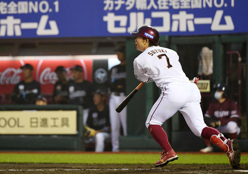 楽天対ロッテ　2回裏楽天1死一、二塁、古巣相手に移籍第1号となる3点本塁打を放つ鈴木大（撮影・横山健太）