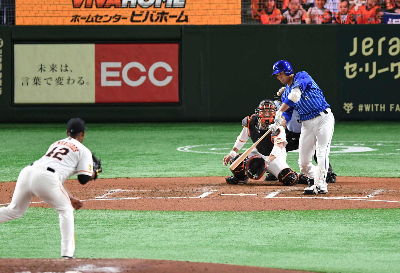 巨人対DeNA　6回表DeNA2死一塁、代打中井は右前打を放つ。投手メルセデス（撮影・山崎安昭）