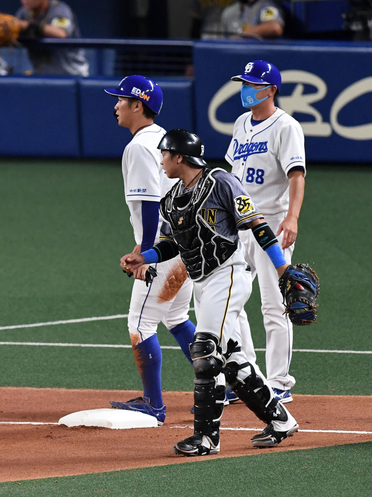 中日対阪神　4回裏中日1死一塁、加藤の三塁線への犠打で一気に三塁へ進んだ京田。手前は梅野（撮影・前岡正明）