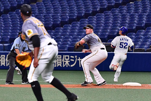 中日対阪神　4回裏中日1死一塁、加藤（右）の送りバントで一塁走者の京田が三塁へ向かうもボーアはカバー不在で投げられず（撮影・上田博志）