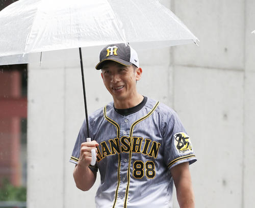 室内練習場へ向かう阪神矢野監督（撮影・前田充）