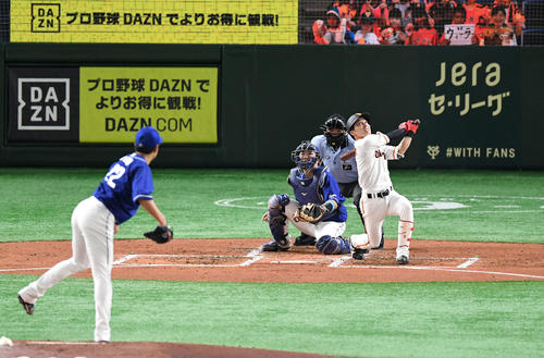 巨人対中日　2回裏巨人2死二塁、増田大は一飛を打ち上げる。投手大野雄（撮影・山崎安昭）