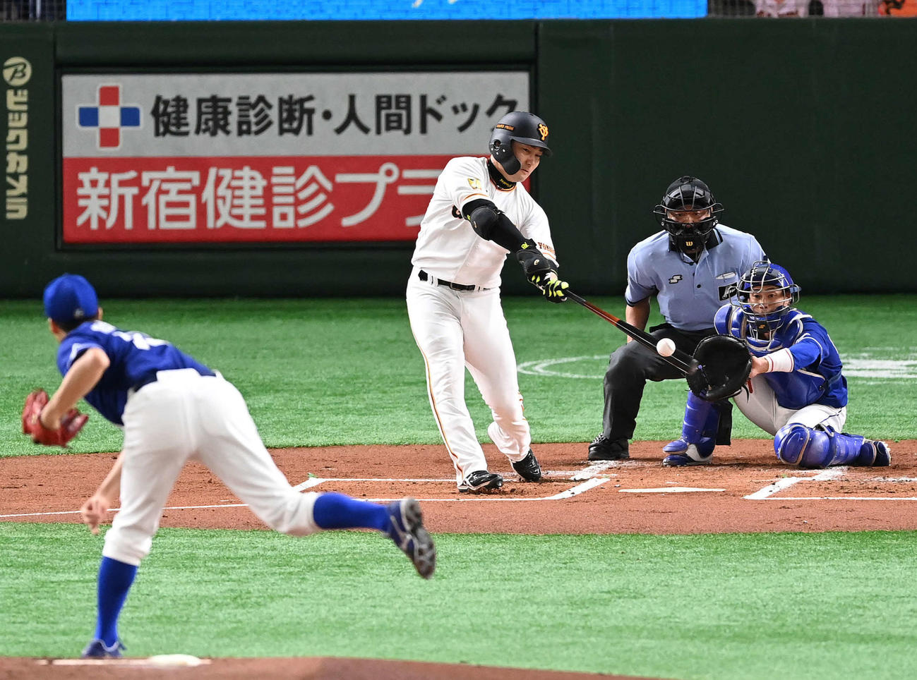 巨人対中日　1回裏巨人無死一、二塁、先制の右越え3点本塁打を放つ丸。投手吉見（撮影・鈴木みどり）