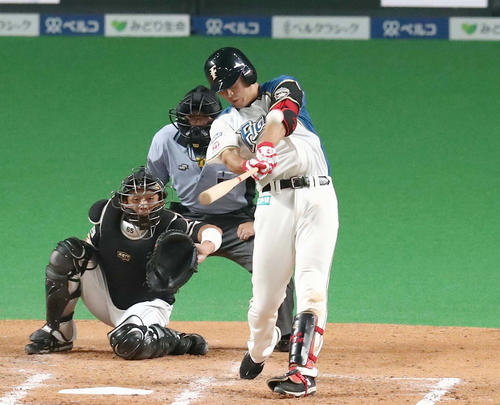 4回裏日本ハム無死、左越え本塁打を放つ野村(撮影・黒川智章)