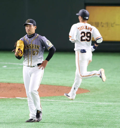 6月19日、巨人吉川尚（右）に逆転2点本塁打を浴びた岩崎