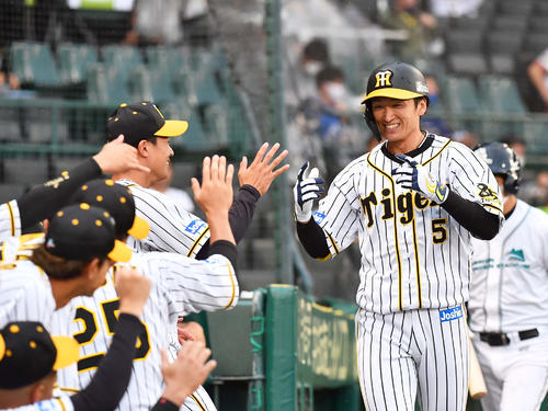 1回裏阪神無死、近本は中越え同点本塁打を放ち笑顔を見せる（撮影・上田博志）