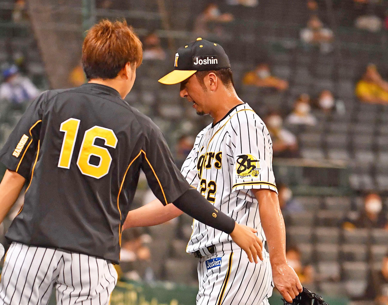 9回表DｅNA1死一塁、ソトに勝ち越し2点本塁打を浴び降板する藤川。左は西勇輝（撮影・上田博志）