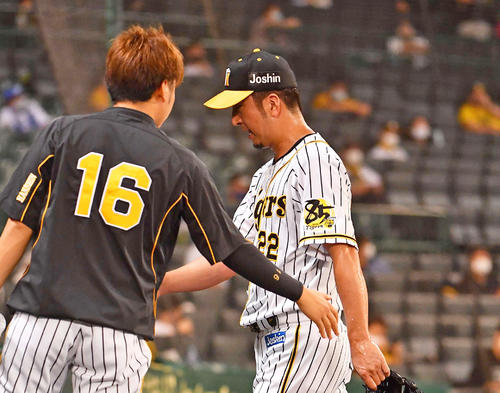 9回表DeNA1死一塁、ソトに勝ち越し2点本塁打を浴び降板する藤川。左は西勇輝(撮影・上田博志)