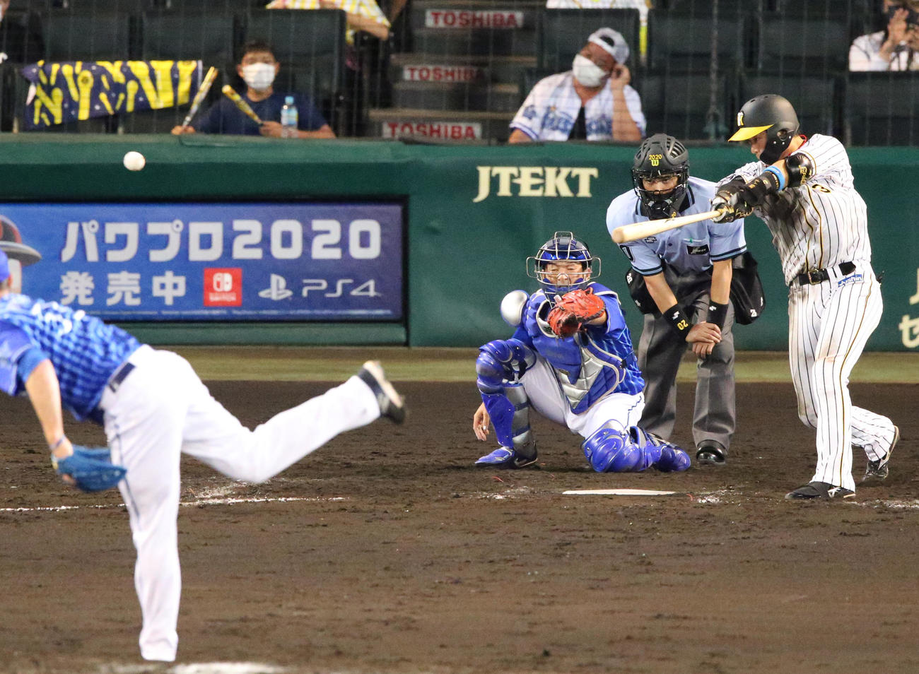 阪神対DeNA　8回裏阪神2死二塁、大山は右翼線に適時二塁打を放つ（撮影・上山淳一）