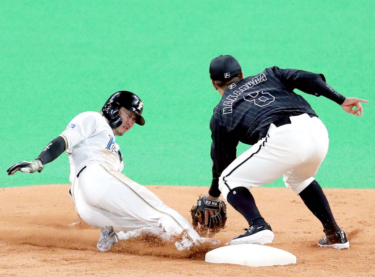 8回裏日本ハム無死一塁、西川は二盗を決める（撮影・佐藤翔太）