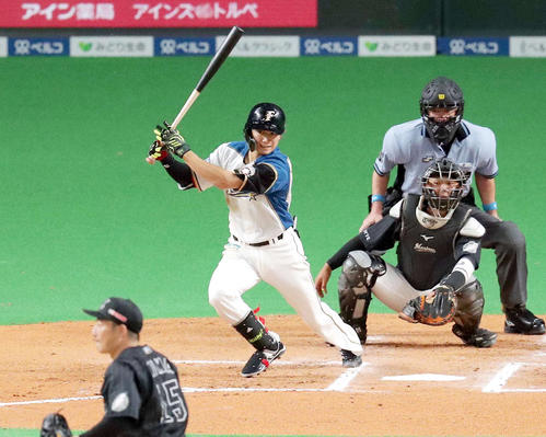 6回裏日本ハム無死一塁、西川は右前打を放つ（撮影・佐藤翔太）
