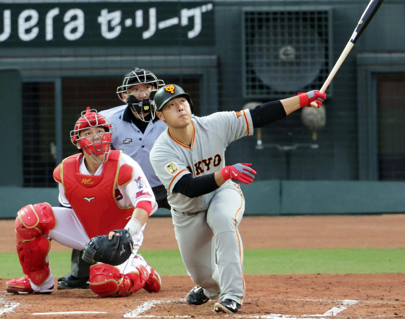 3回表巨人1死二、三塁、岡本は左越え3点本塁打を放つ（撮影・加藤孝規）