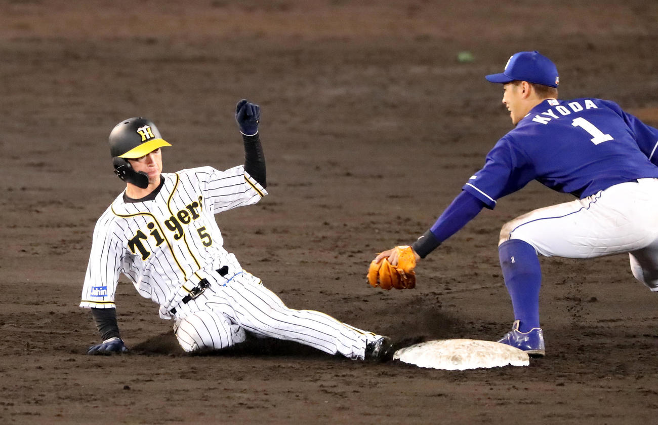 阪神対中日　7回裏阪神1死一塁、代走近本は二盗を決める、右は京田（撮影・加藤哉）