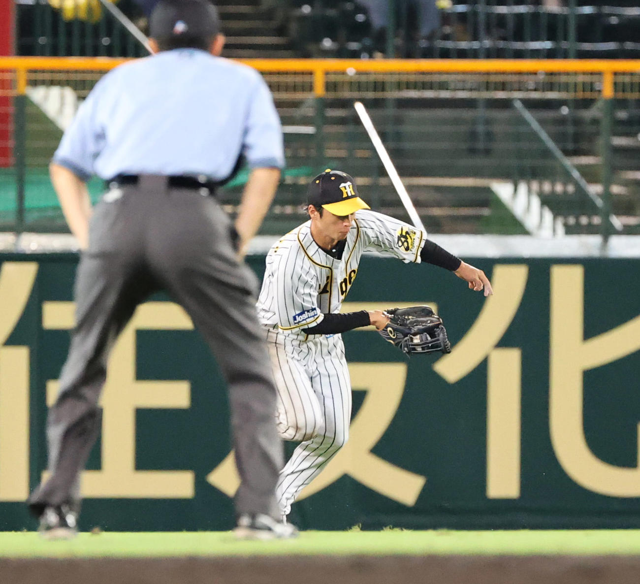 阪神対中日　9回表中日1死、阿部の打球を前に出て捕球する中堅手近本（撮影・清水貴仁）
