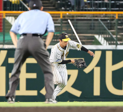 阪神対中日　9回表中日1死、阿部の打球を前に出て捕球する中堅手近本（撮影・清水貴仁）
