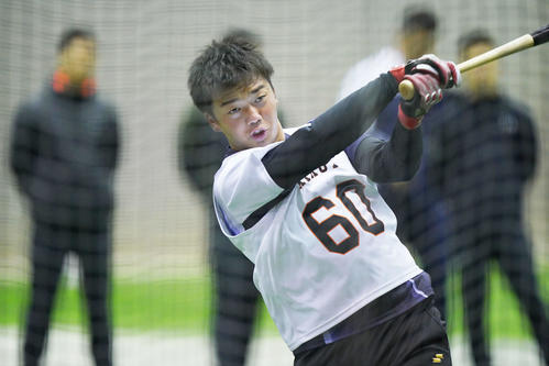 新人合同自主トレで打撃フォームを確認する巨人菊田拡和（2020年1月8日）