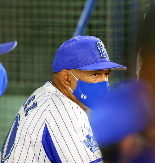 DeNA対巨人　試合を見つめるDeNAラミレス監督（撮影・大野祥一）