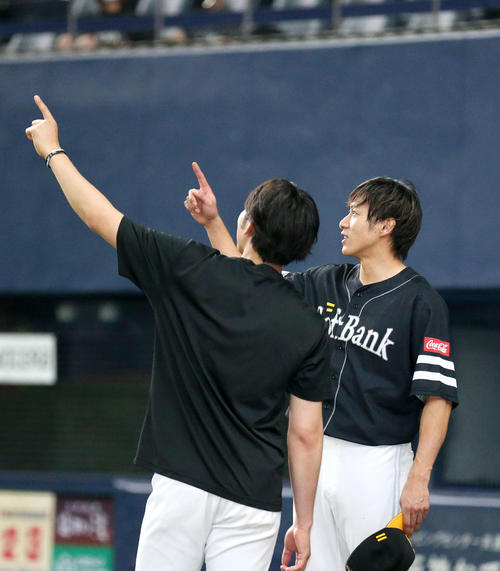 オリックス戦後、ソフトバンク柳田（右）は本塁打の当たった方向を指さす（2020年7月18日）