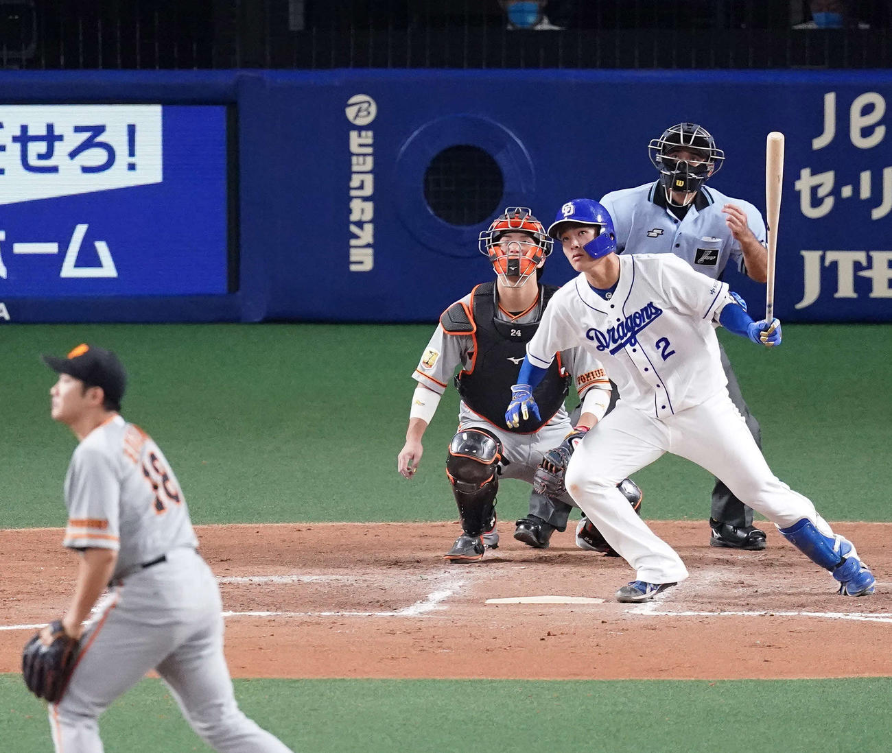 8回裏中日無死、丸佳浩の落球で出塁する石川昴。投手菅野（撮影・江口和貴）