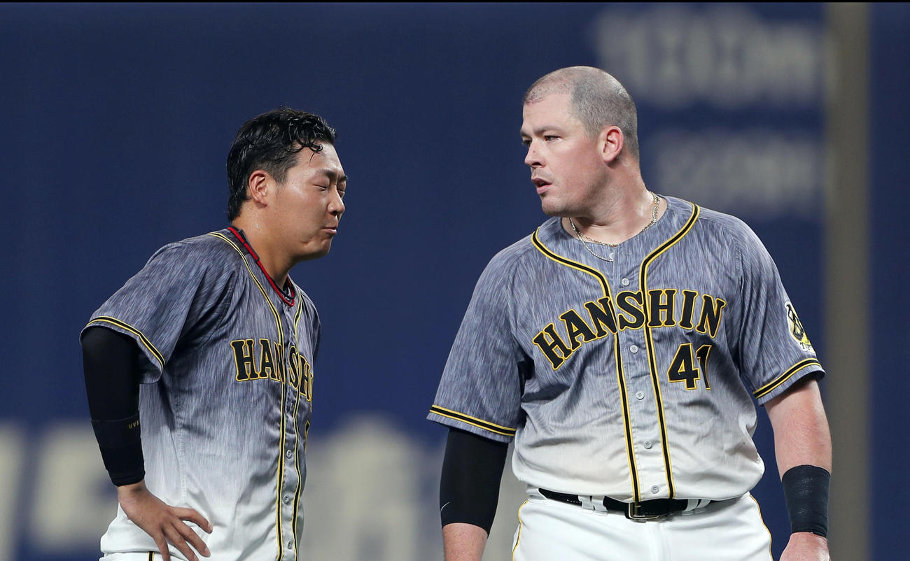 中日対阪神　1回表の攻撃を終え言葉を交わすボーア（右）と大山（撮影・前田充）