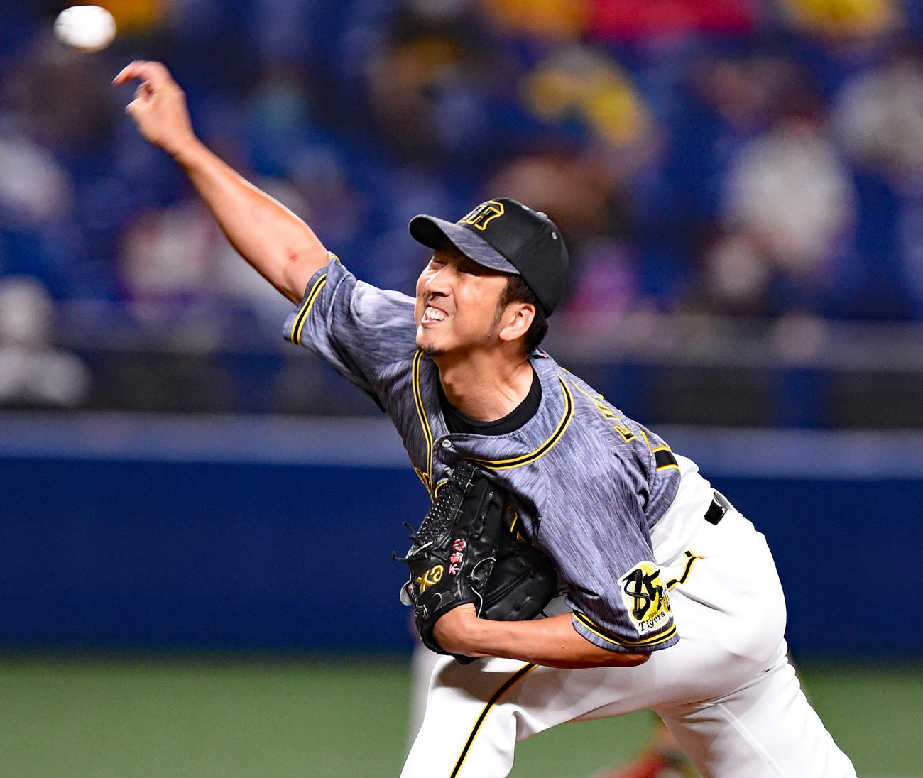 7回に阪神4番手で登板し、力投する藤川（撮影・森本幸一）