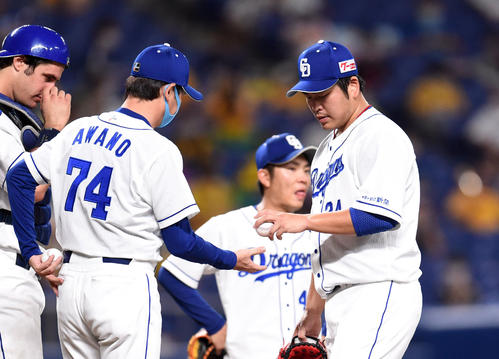 8回表阪神2死一、三塁、マウンドを降りる福敬登（撮影・森本幸一）