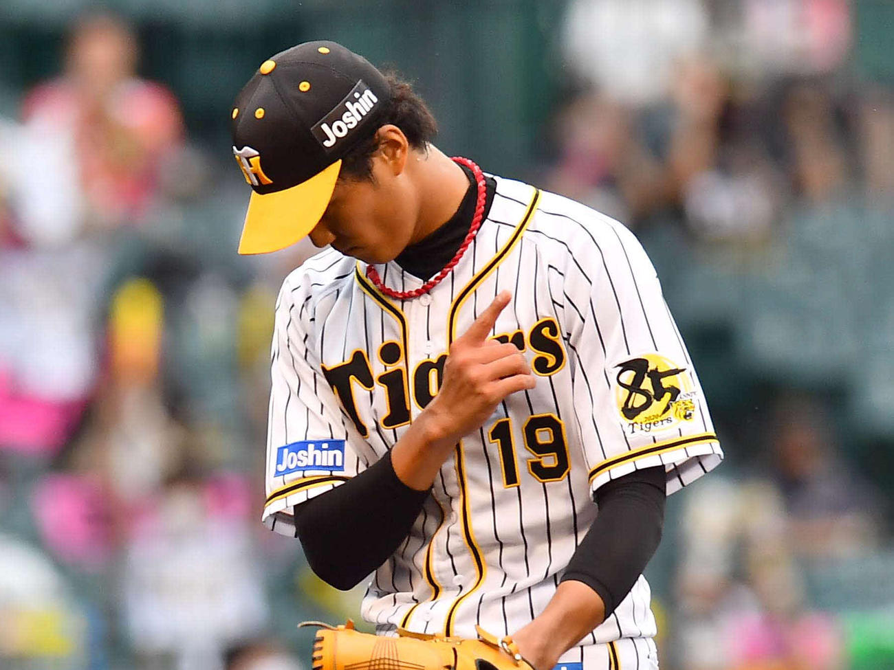 23日広島戦の1回、鈴木誠也を遊撃併殺打に打ち取りグラブを叩く藤浪晋太郎