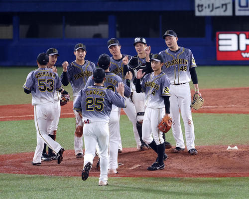 ヤクルト対阪神　完投勝利を決め、笑顔でナインを迎える秋山（右）（撮影・浅見桂子）