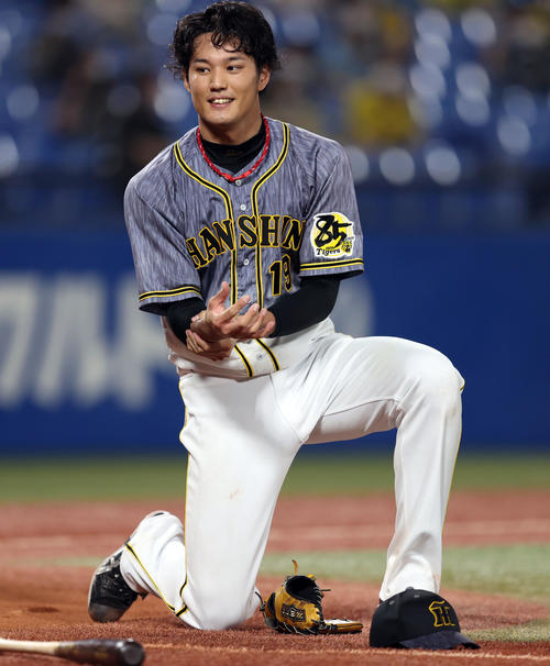 ヤクルト対阪神　7回裏ヤクルト2死一、三塁、坂口の投手強襲をはじき、悪送球をしてしまい追加点を奪われる藤浪（撮影・狩俣裕三）