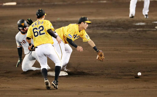 阪神対巨人　8回表巨人無死一、二塁、木浪は馬場からの送球をグラブの先ではじく（撮影・加藤哉）