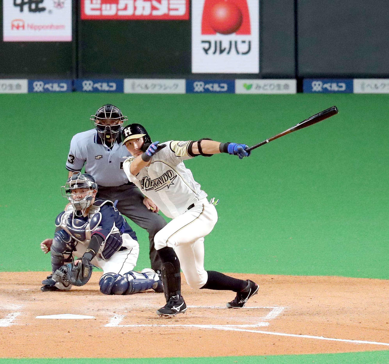 日本ハム対西武　6回裏日本ハム2死一、二塁、大田は左越え3点本塁打を放つ（撮影・佐藤翔太）