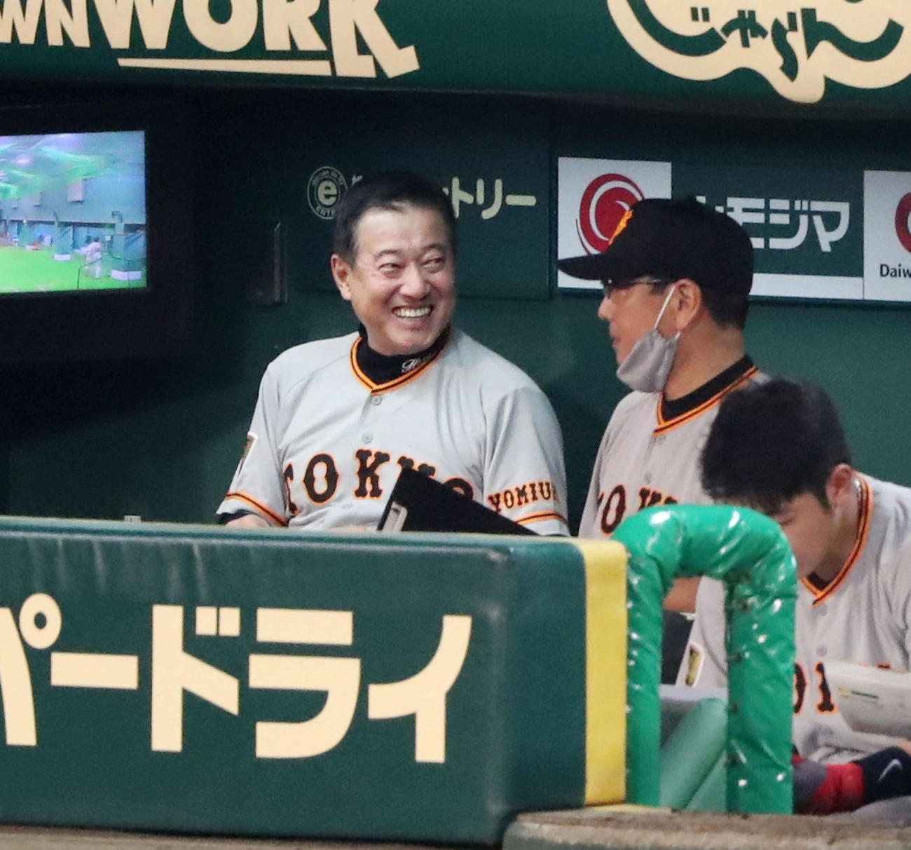 阪神対巨人　5回裏を終えベンチで笑顔を見せる原監督（撮影・加藤哉）