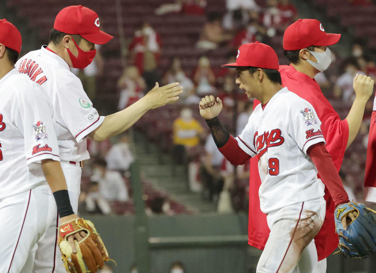 広島対阪神6回戦　羽月（右）を出迎える佐々岡監督（撮影・加藤孝規）